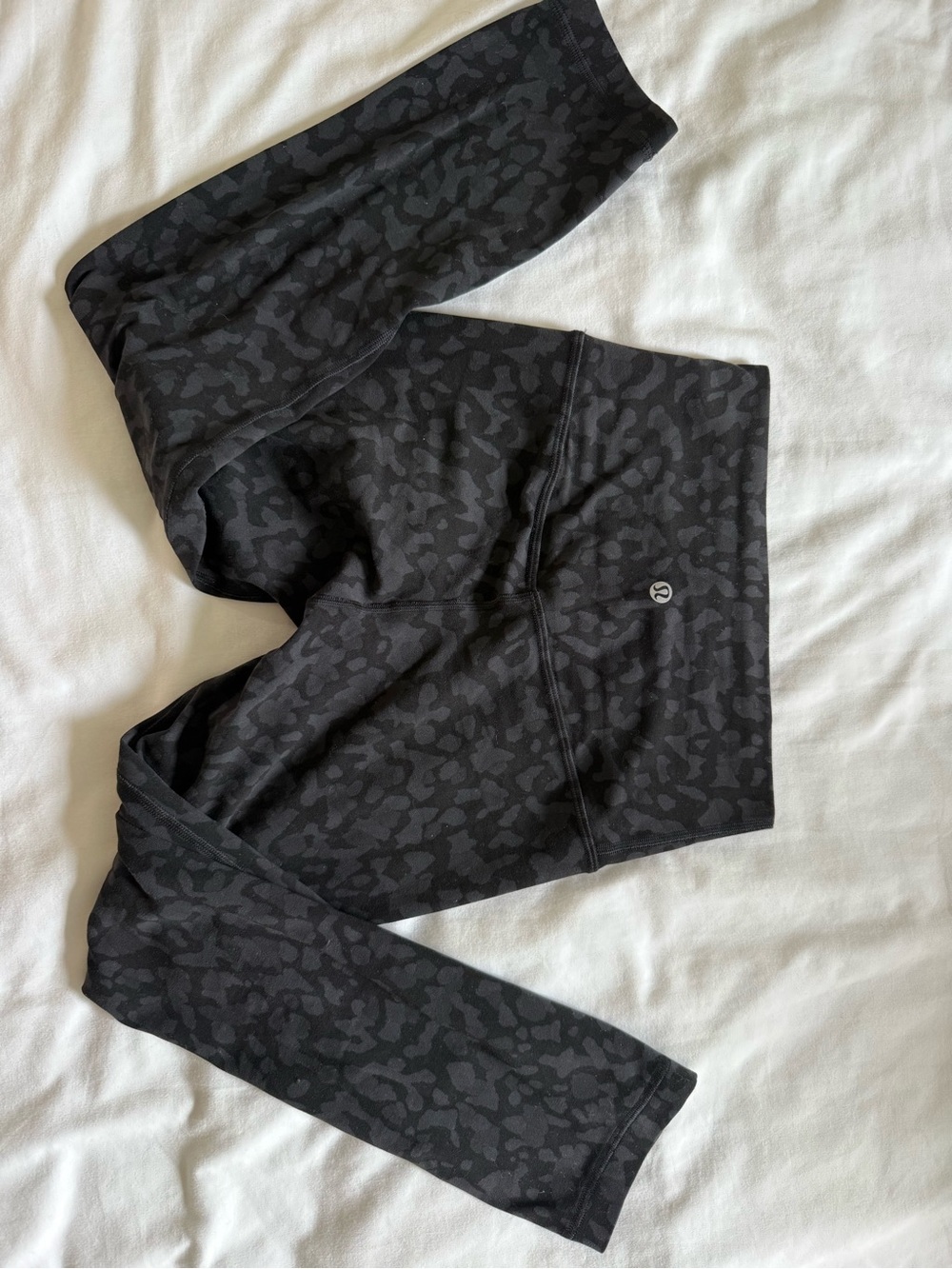Lululemon High-Rise Black Grey Camo Leggings cropped size 4 - Picture 2 of 4